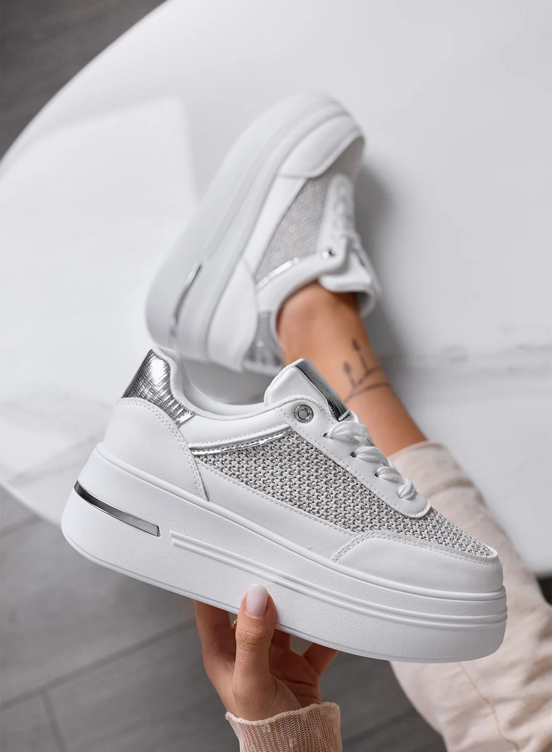 SONIA - Sneakers bianche con inserti in tessuto e dettagli argento - Image 3