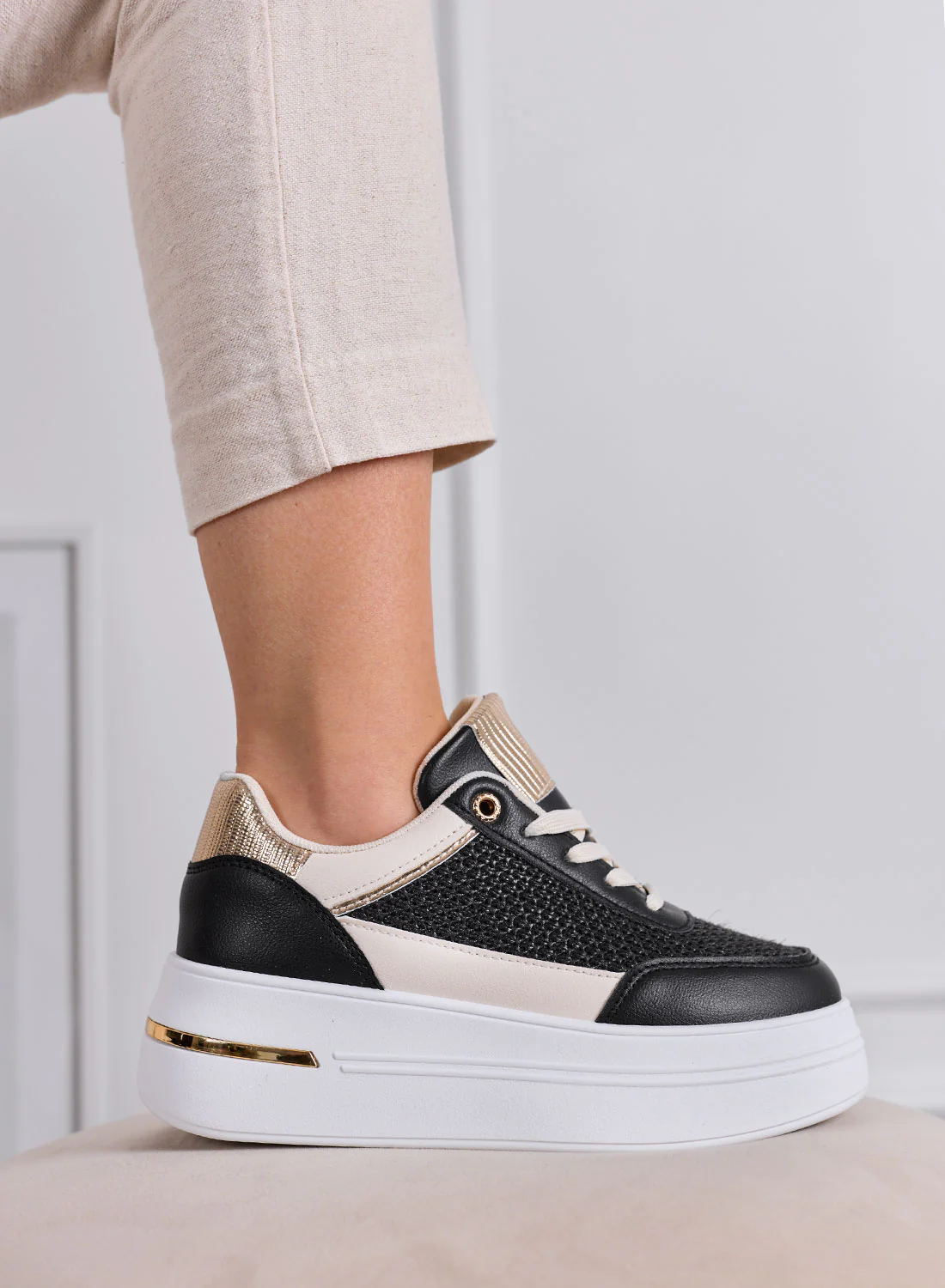 SONIA - Sneakers nere con inserti in tessuto e dettagli oro - Image 2