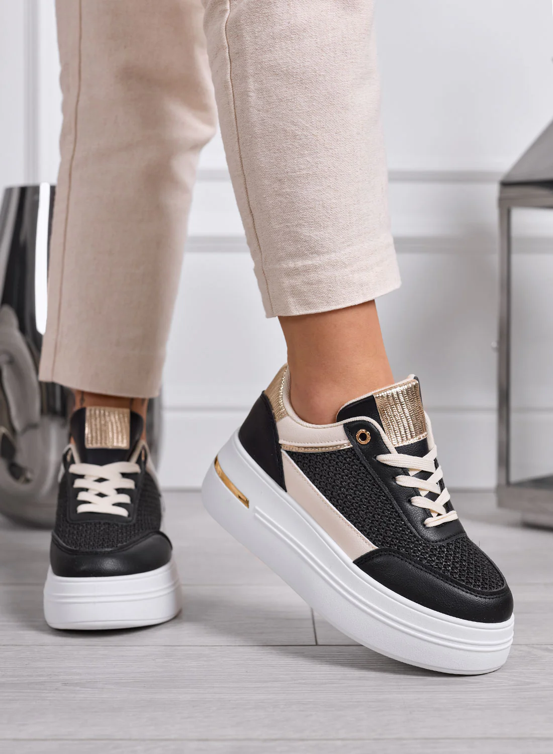 SONIA - Sneakers nere con inserti in tessuto e dettagli oro - Image 3
