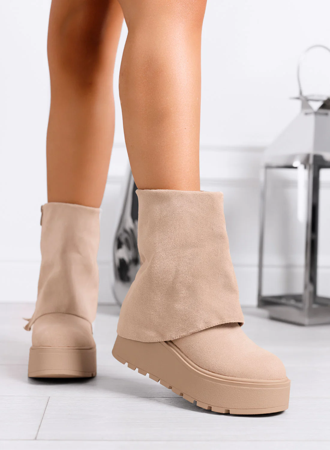 TIBERIA - Stivaletti beige scamosciati con risvolto e zeppa - Image 3