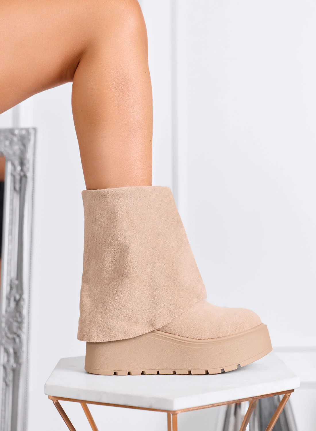 TIBERIA - Stivaletti beige scamosciati con risvolto e zeppa - Image 5