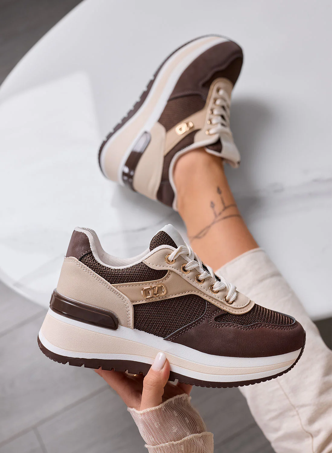 TULLIA - Sneakers Marroni con inserti beige e Zeppa Comoda