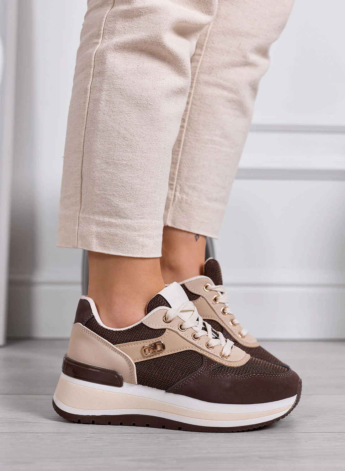 TULLIA - Sneakers Marroni con inserti beige e Zeppa Comoda - Image 4