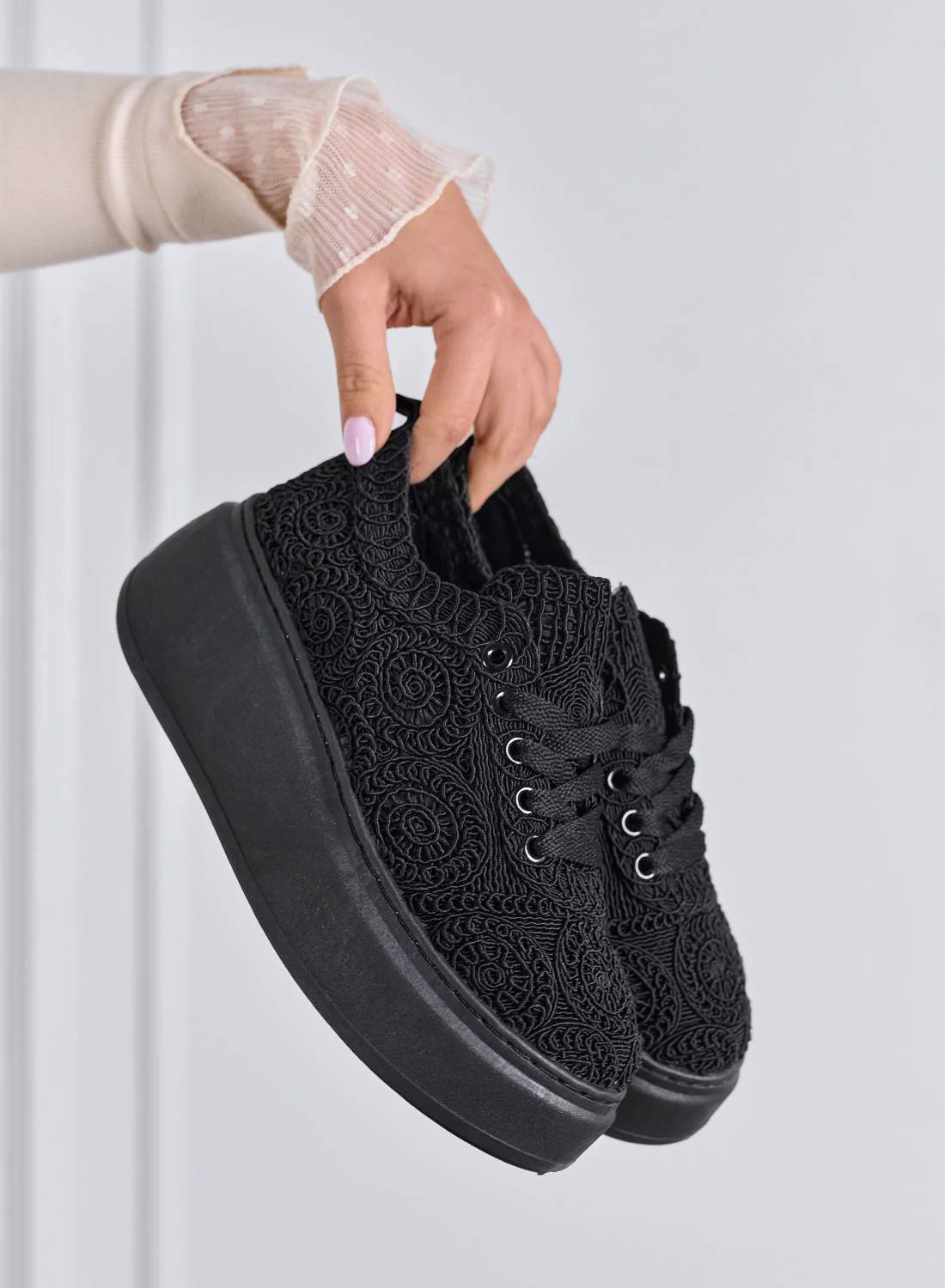 VALERIA - Sneakers platform nere in pizzo con suola alta