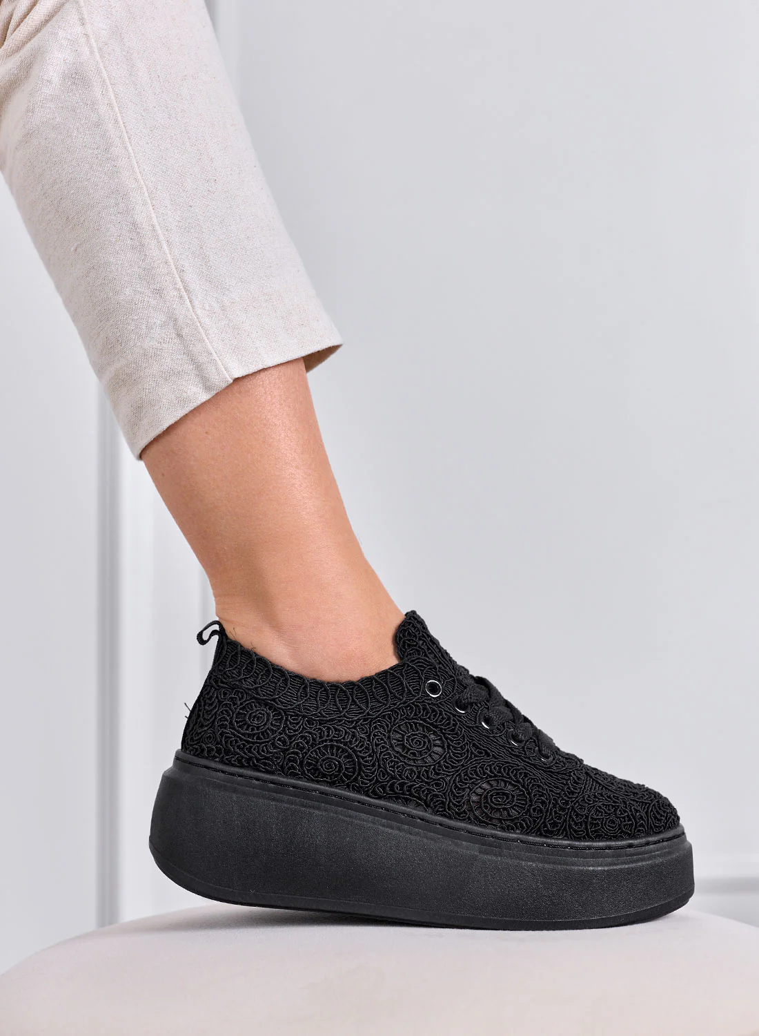 VALERIA - Sneakers platform nere in pizzo con suola alta - Image 3