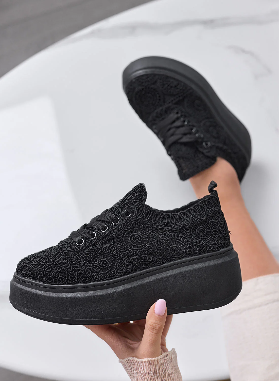 VALERIA - Sneakers platform nere in pizzo con suola alta - Image 4