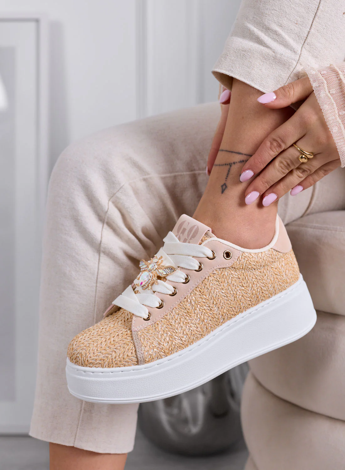 VENERE - Sneakers beige intrecciate con Applicazioni ape Gioiello - Image 2