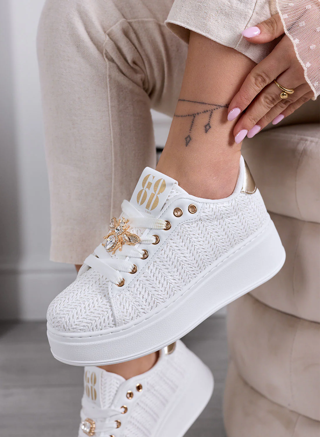 VENERE - Sneakers Bianche intrecciate con Applicazioni ape Gioiello - Image 2