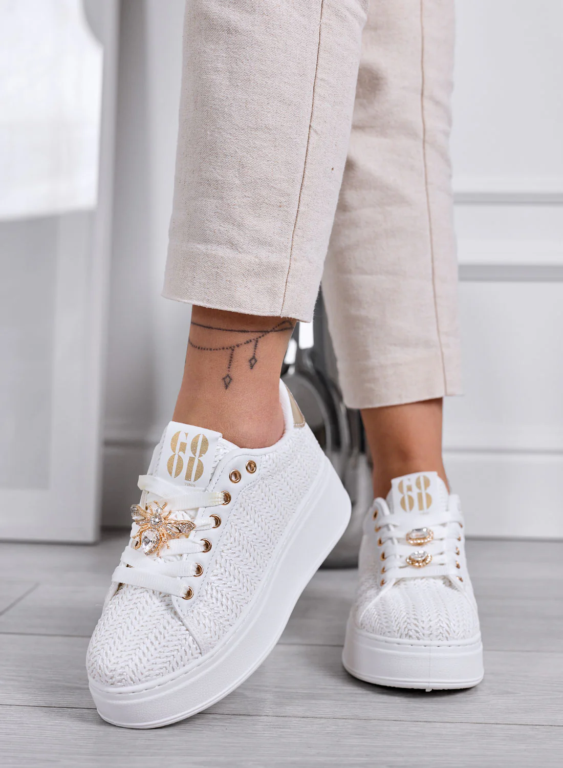 VENERE - Sneakers Bianche intrecciate con Applicazioni ape Gioiello - Image 3