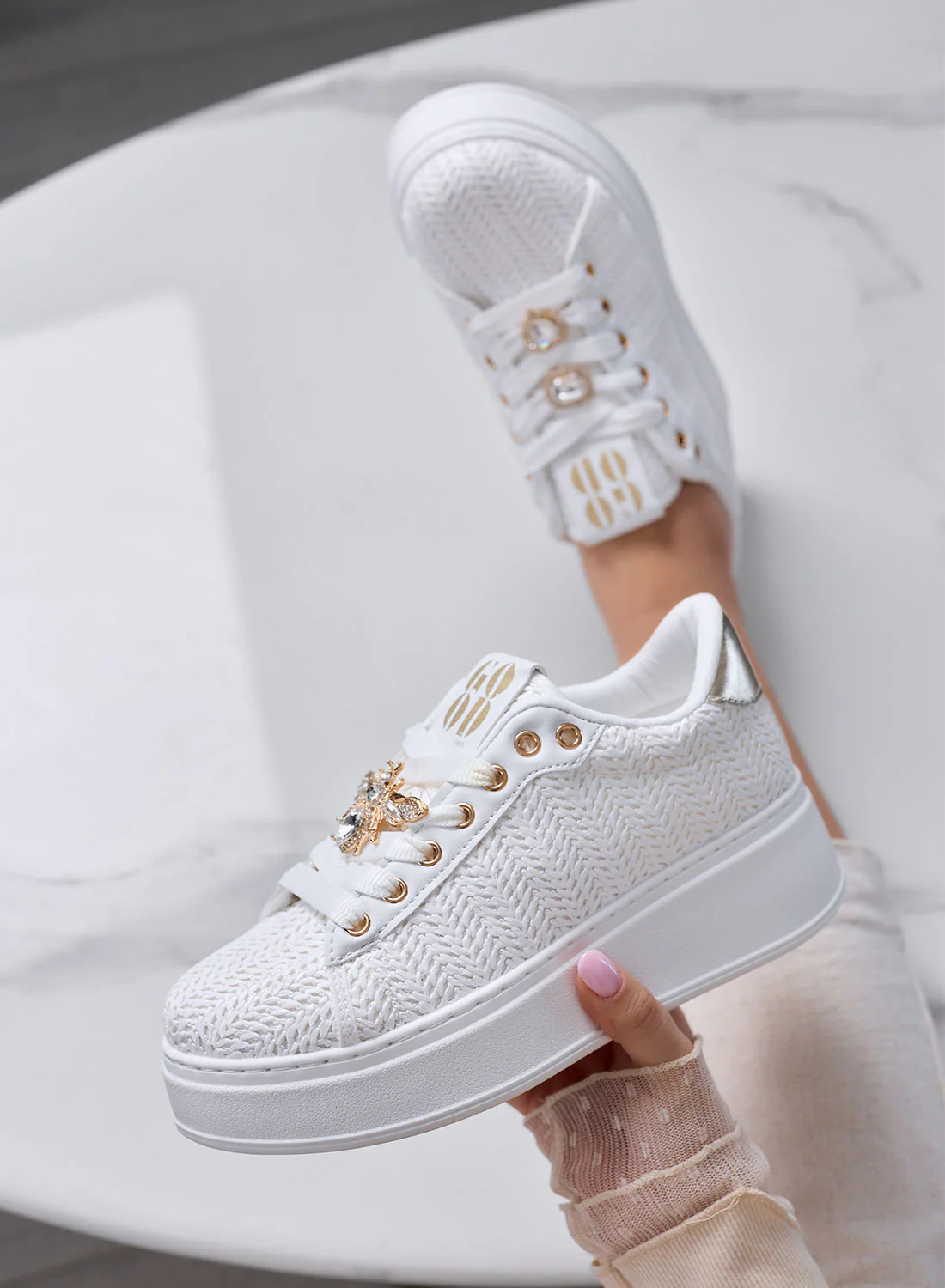 VENERE - Sneakers Bianche intrecciate con Applicazioni ape Gioiello - Image 4
