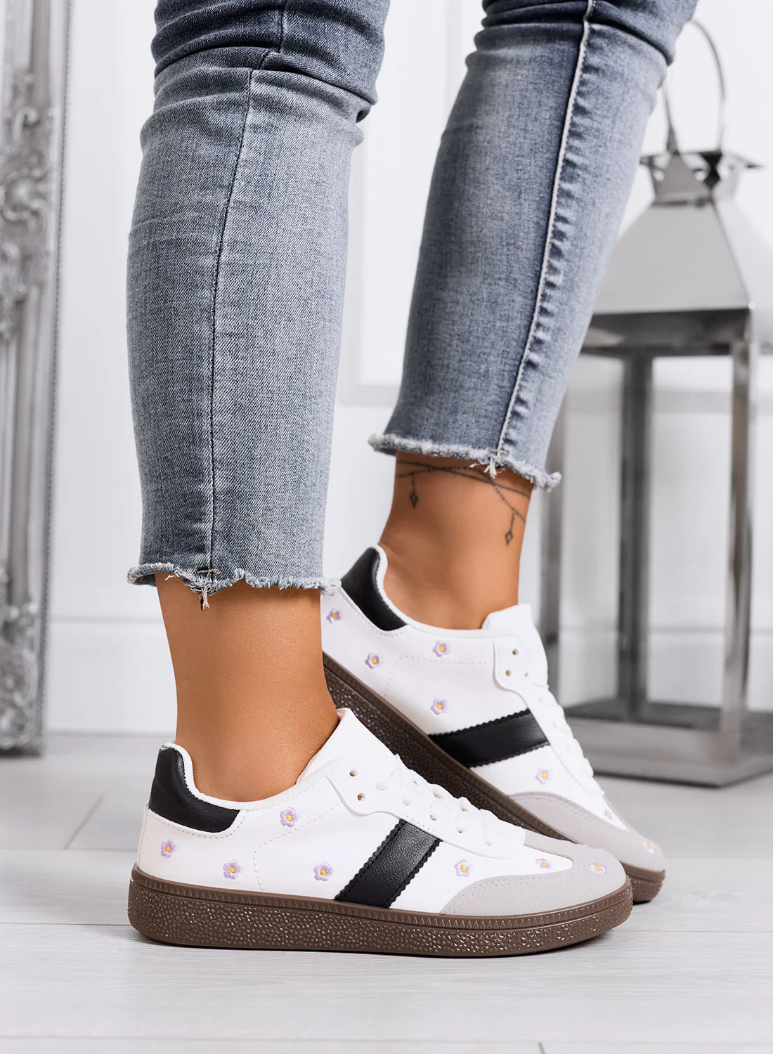 WESTON - Sneakers bianche con margherite ricamate e suola marrone