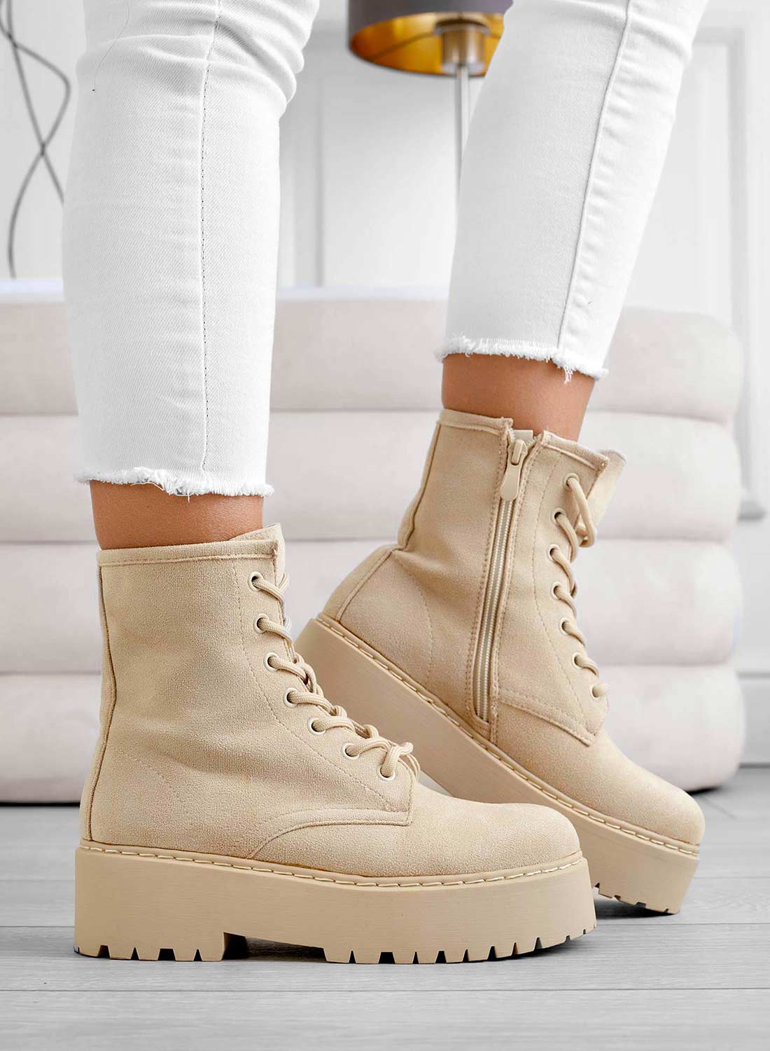 YARA - Stivaletti  anfibi beige scamosciati Alexoo - Image 2