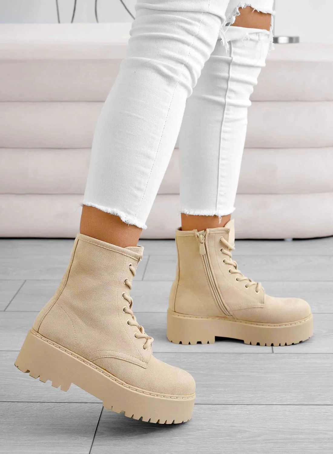 YARA - Stivaletti  anfibi beige scamosciati Alexoo - Image 3