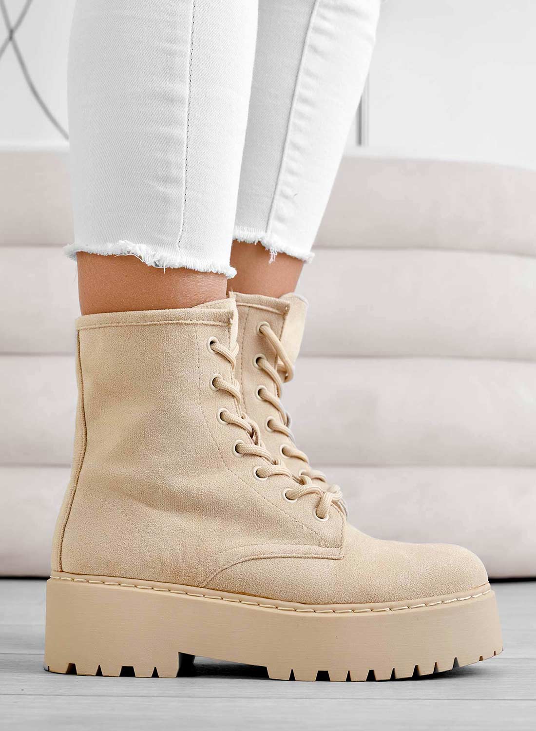 YARA - Stivaletti  anfibi beige scamosciati Alexoo - Image 4
