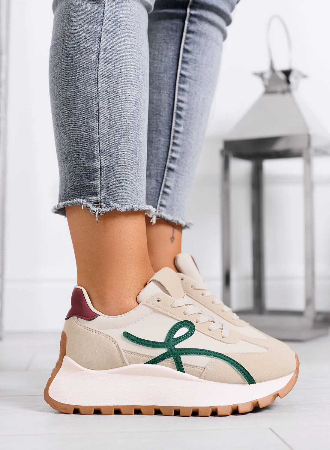 YONA - Sneakers beige con dettagli verdi e suola alta - Image 2
